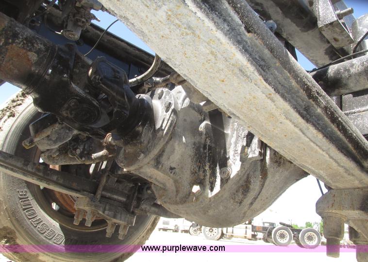 image for item H4648 2006 International 9200i semi truck