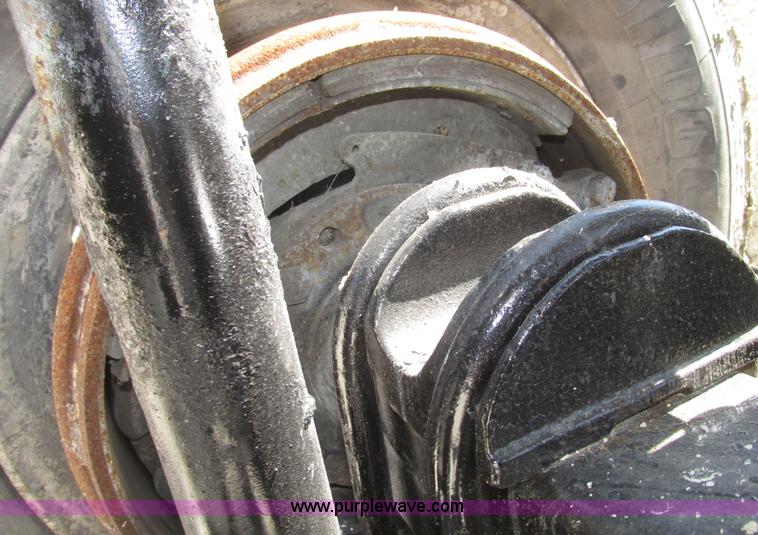 image for item H4648 2006 International 9200i semi truck