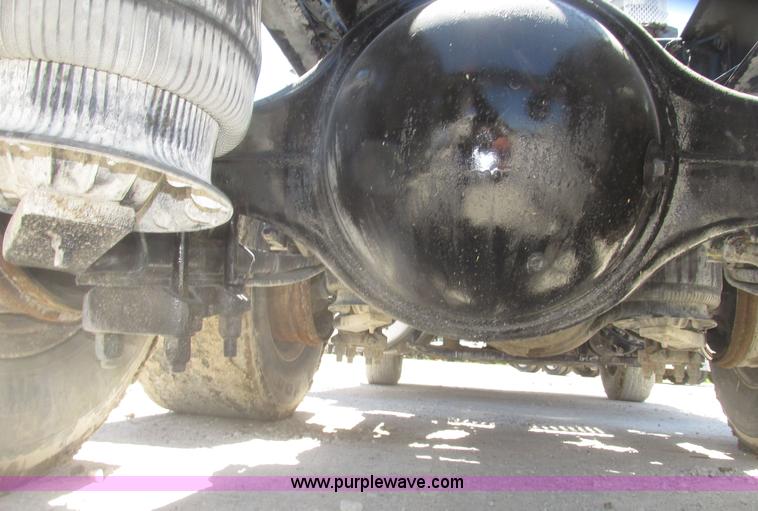 image for item H4648 2006 International 9200i semi truck