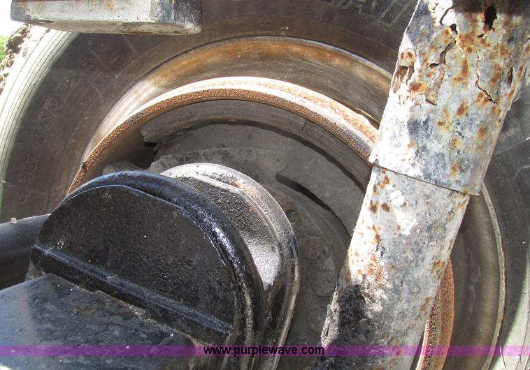 image for item H4648 2006 International 9200i semi truck