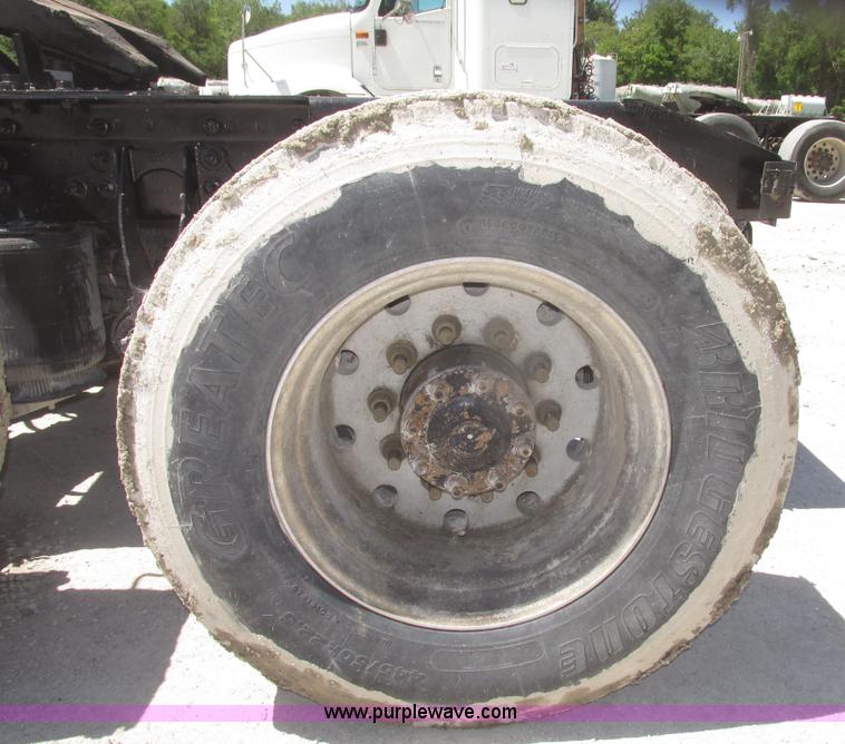 image for item H4648 2006 International 9200i semi truck