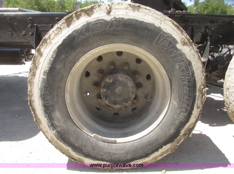 image for item H4648 2006 International 9200i semi truck