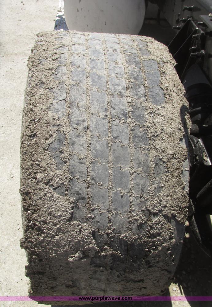 image for item H4648 2006 International 9200i semi truck