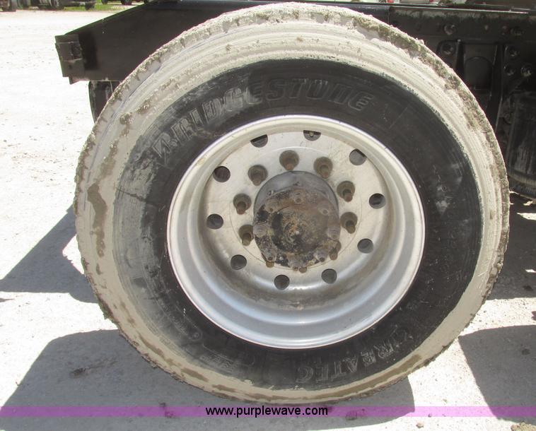 image for item H4648 2006 International 9200i semi truck