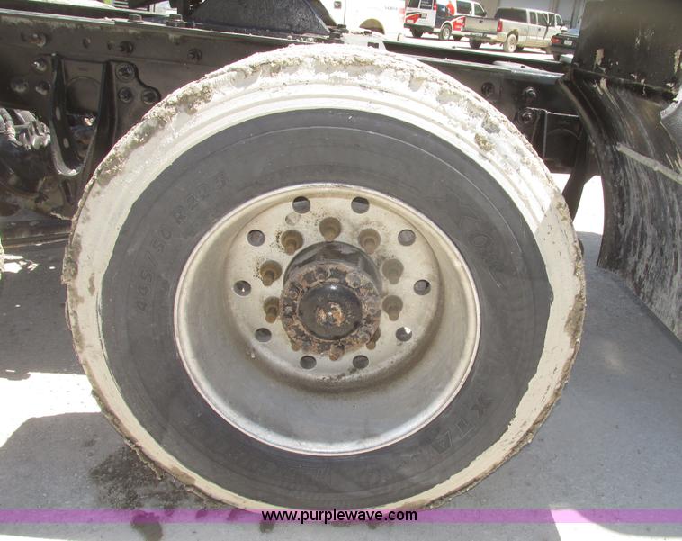 image for item H4648 2006 International 9200i semi truck