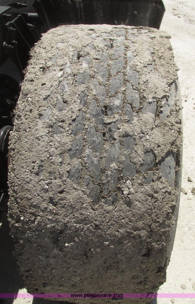 image for item H4648 2006 International 9200i semi truck