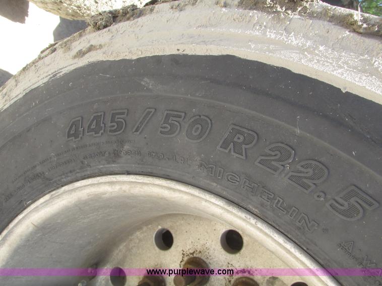 image for item H4648 2006 International 9200i semi truck