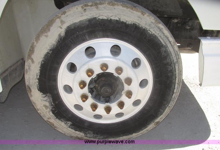 image for item H4648 2006 International 9200i semi truck