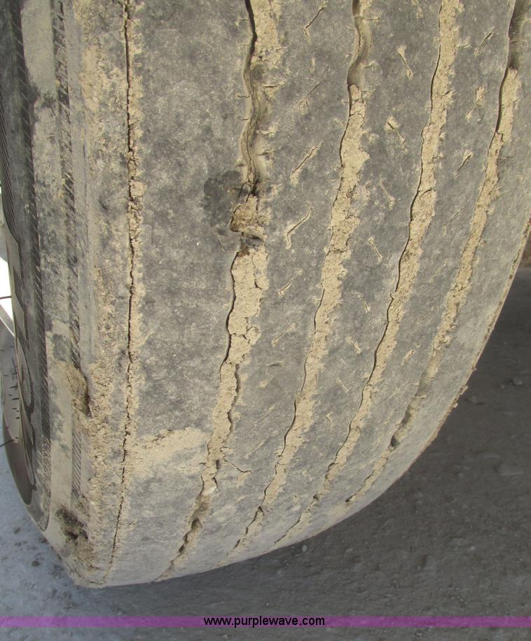 image for item H4648 2006 International 9200i semi truck