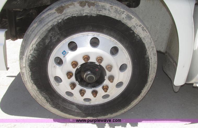 image for item H4648 2006 International 9200i semi truck