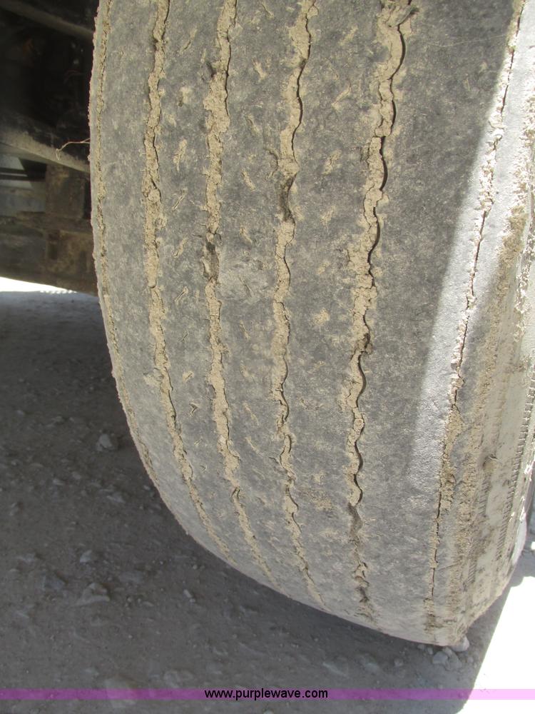 image for item H4648 2006 International 9200i semi truck