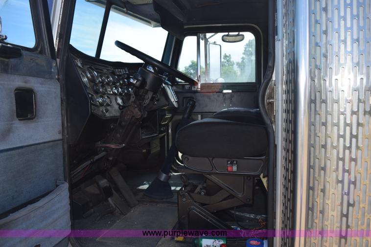 image for item H5101 1988 Peterbilt 379 semi truck