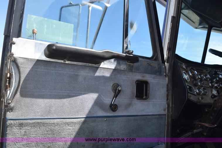 image for item H5101 1988 Peterbilt 379 semi truck