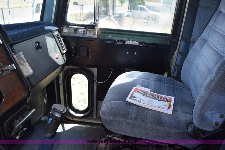 image for item H5101 1988 Peterbilt 379 semi truck