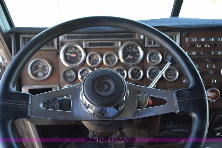 image for item H5101 1988 Peterbilt 379 semi truck