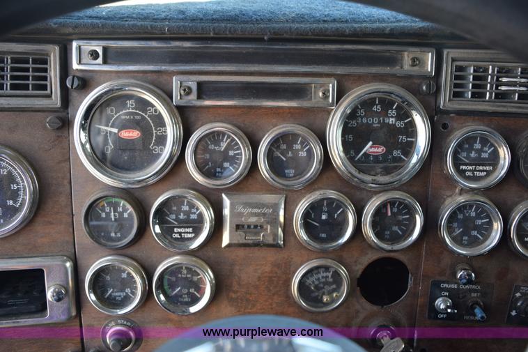 image for item H5101 1988 Peterbilt 379 semi truck