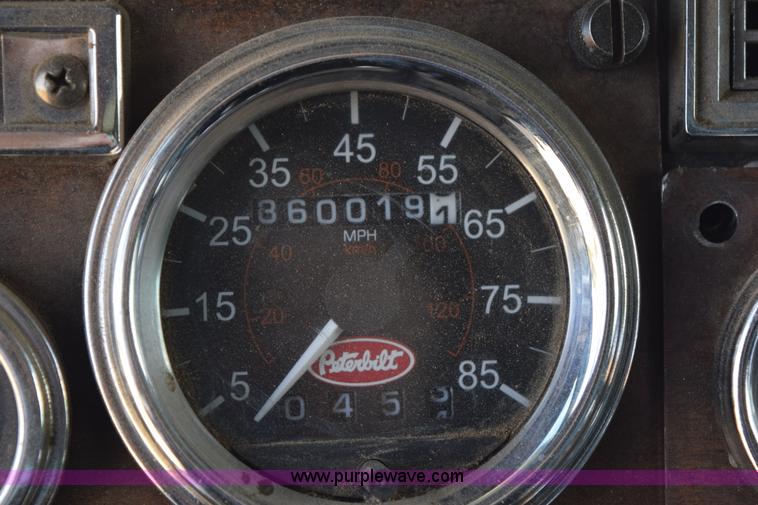 image for item H5101 1988 Peterbilt 379 semi truck