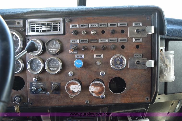 image for item H5101 1988 Peterbilt 379 semi truck