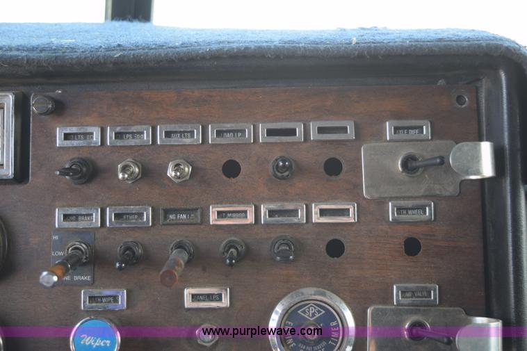 image for item H5101 1988 Peterbilt 379 semi truck