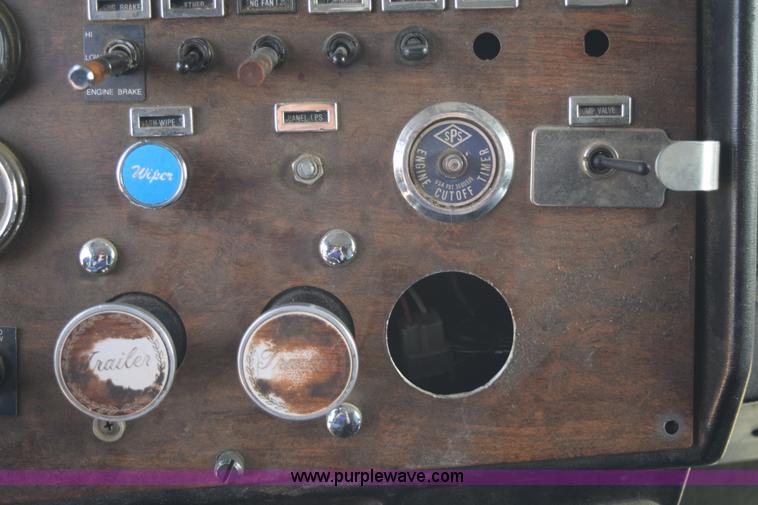 image for item H5101 1988 Peterbilt 379 semi truck