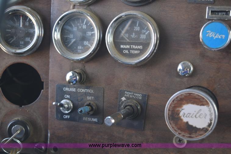 image for item H5101 1988 Peterbilt 379 semi truck