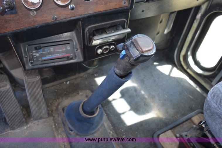 image for item H5101 1988 Peterbilt 379 semi truck