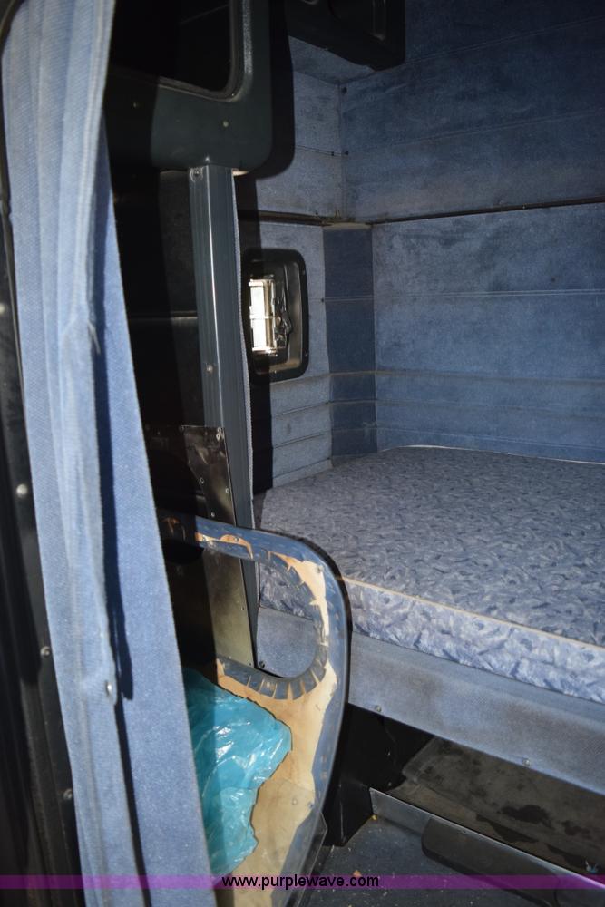 image for item H5101 1988 Peterbilt 379 semi truck