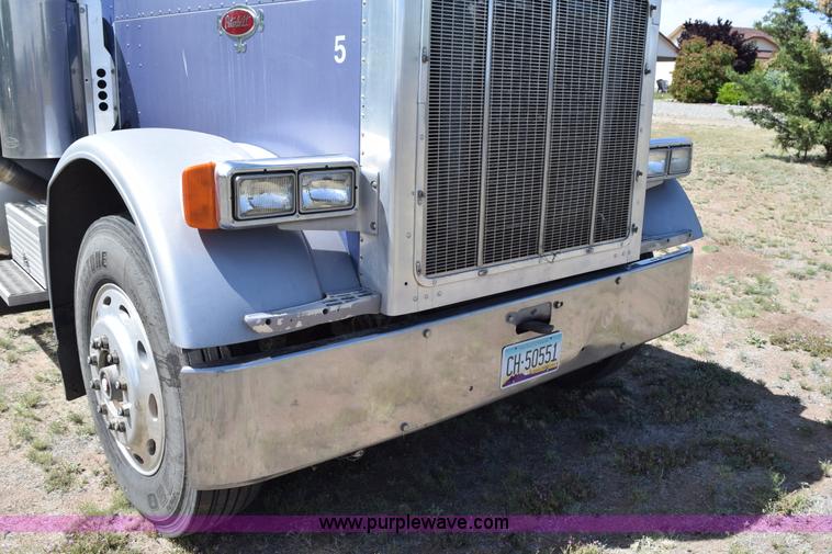 image for item H5101 1988 Peterbilt 379 semi truck