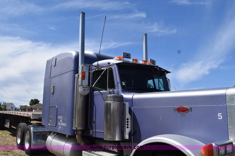 image for item H5101 1988 Peterbilt 379 semi truck