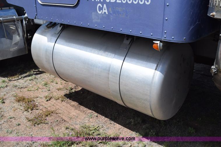 image for item H5101 1988 Peterbilt 379 semi truck