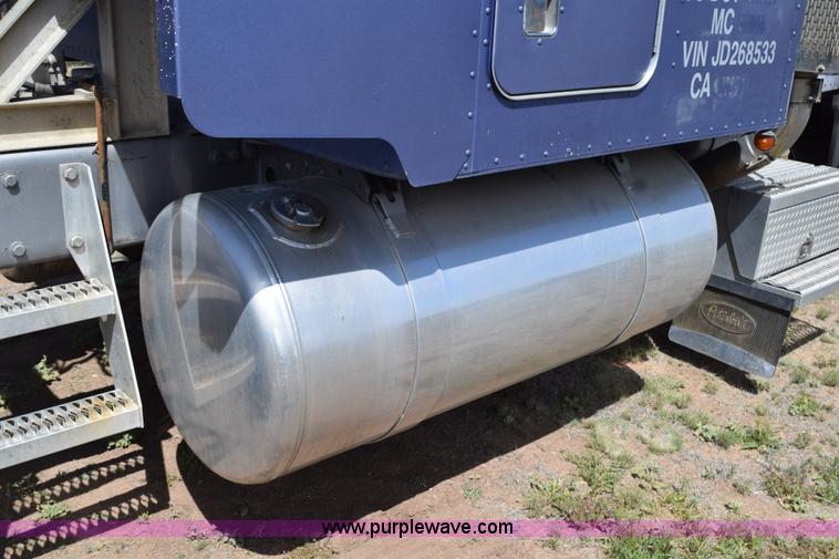 image for item H5101 1988 Peterbilt 379 semi truck