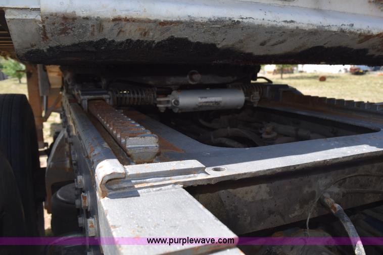 image for item H5101 1988 Peterbilt 379 semi truck