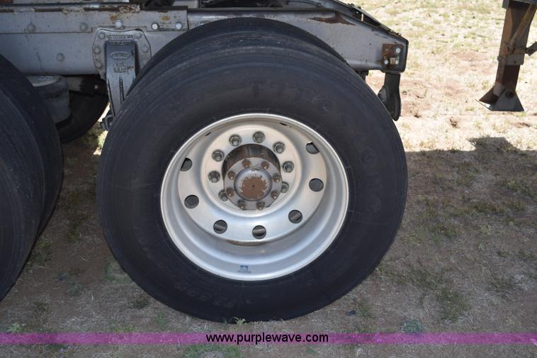 image for item H5101 1988 Peterbilt 379 semi truck