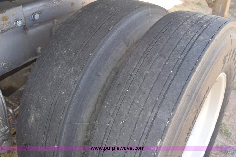 image for item H5101 1988 Peterbilt 379 semi truck