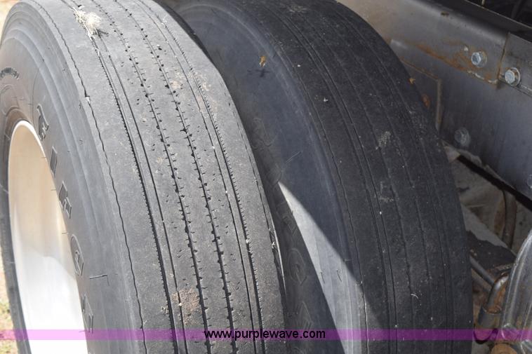 image for item H5101 1988 Peterbilt 379 semi truck