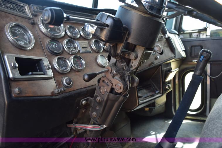 image for item H5101 1988 Peterbilt 379 semi truck