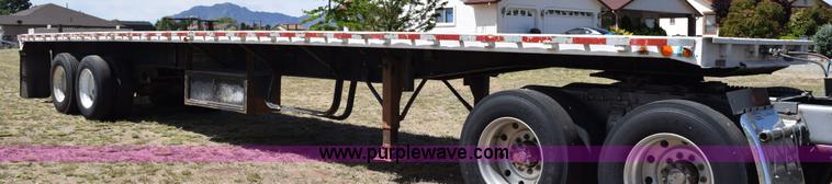 image for item H5102 1987 Trailmobile flatbed trailer