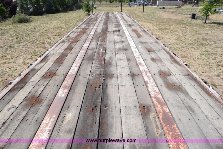 image for item H5102 1987 Trailmobile flatbed trailer