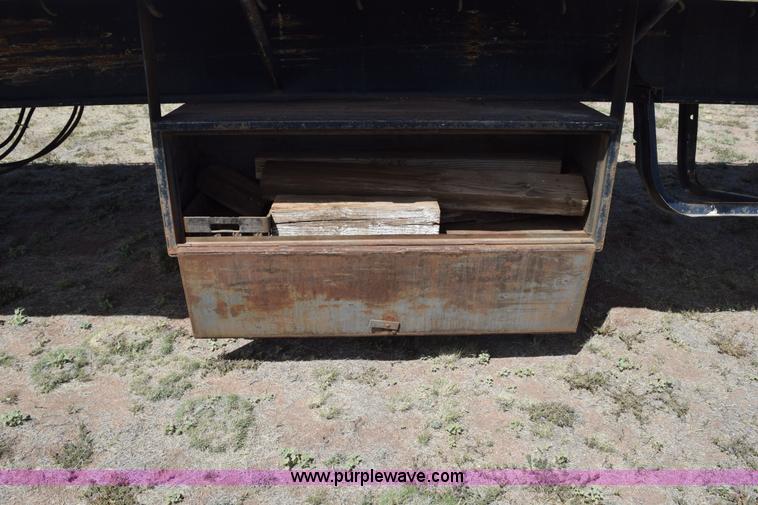 image for item H5102 1987 Trailmobile flatbed trailer