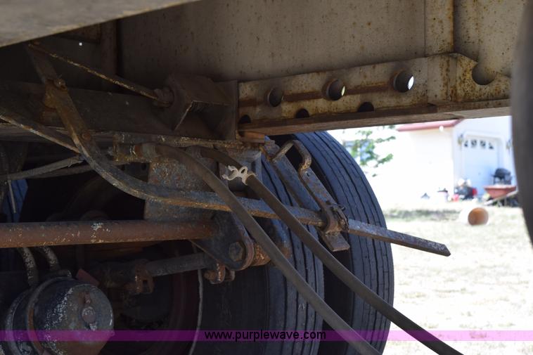 image for item H5102 1987 Trailmobile flatbed trailer