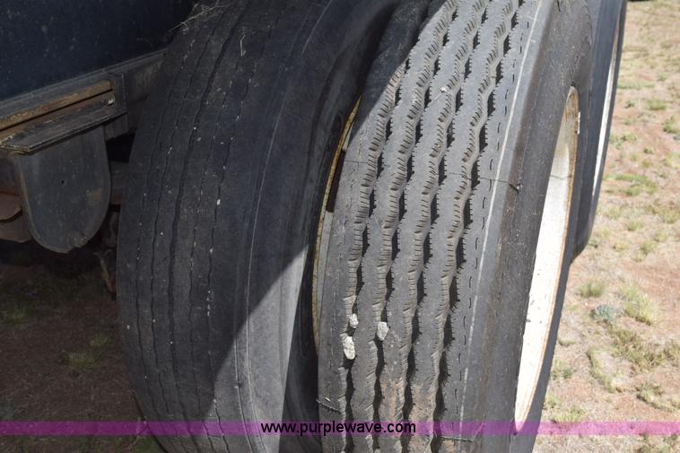 image for item H5102 1987 Trailmobile flatbed trailer