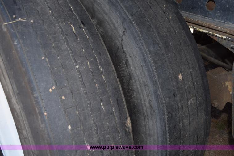 image for item H5102 1987 Trailmobile flatbed trailer