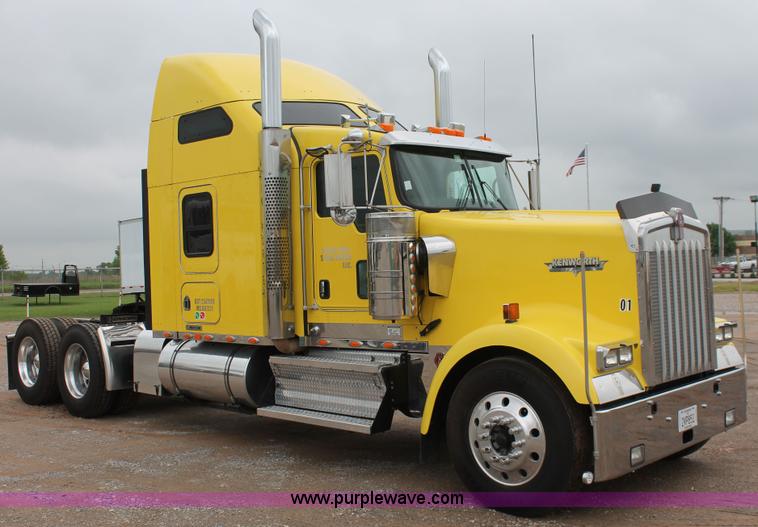 image for item H5811 2009 Kenworth W900L semi truck