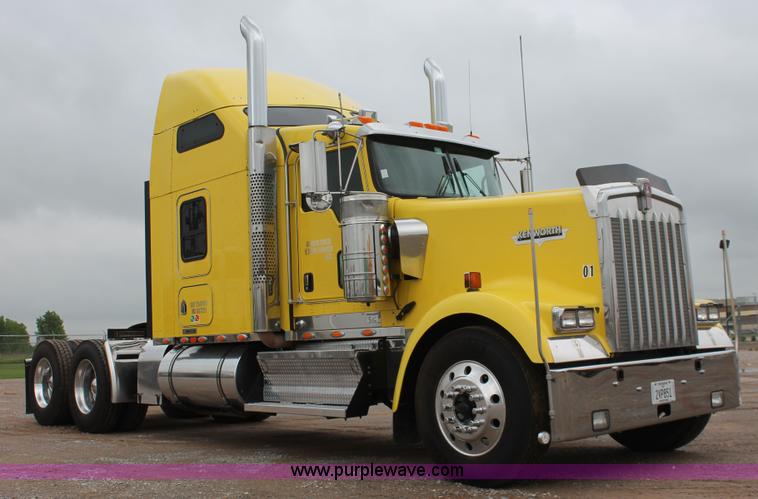 image for item H5811 2009 Kenworth W900L semi truck
