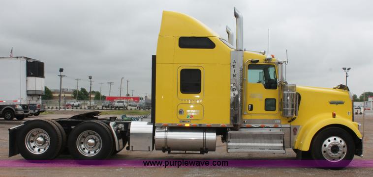 image for item H5811 2009 Kenworth W900L semi truck
