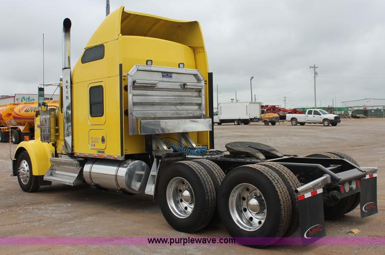 image for item H5811 2009 Kenworth W900L semi truck
