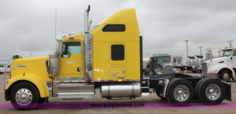 image for item H5811 2009 Kenworth W900L semi truck