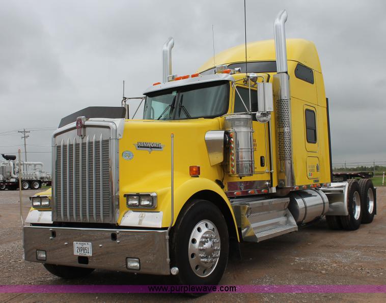 image for item H5811 2009 Kenworth W900L semi truck