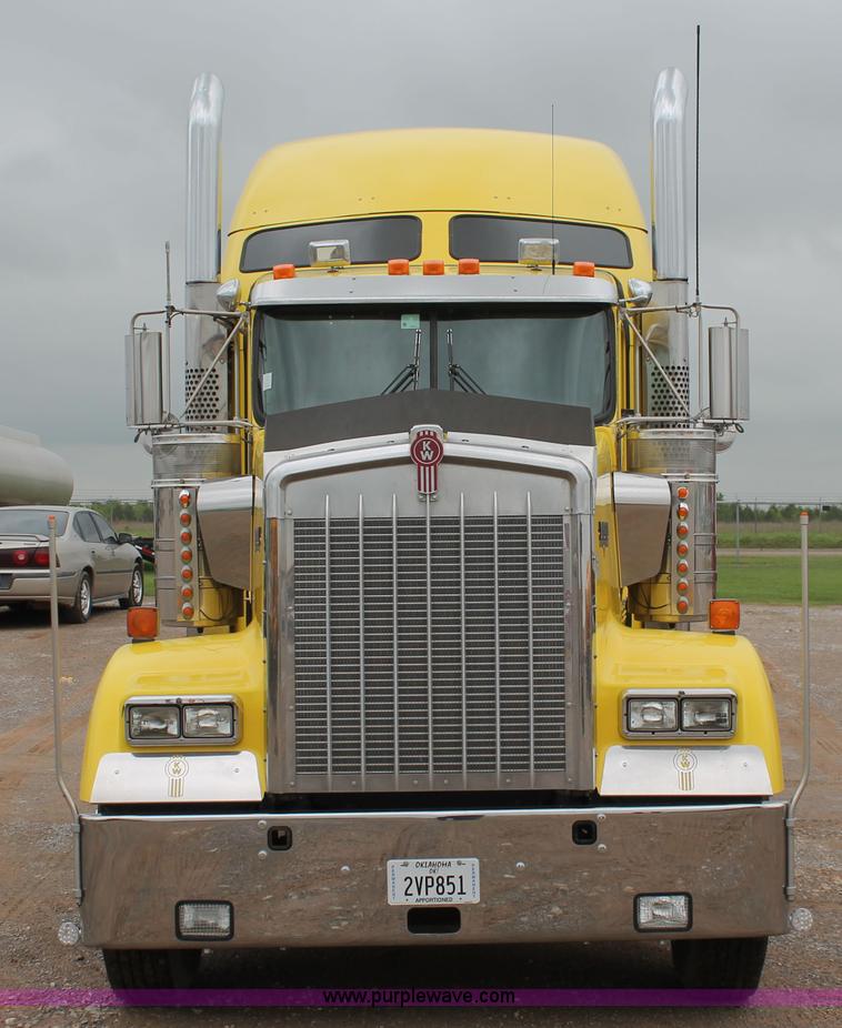 image for item H5811 2009 Kenworth W900L semi truck