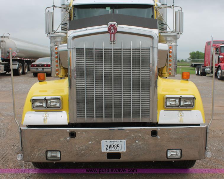 image for item H5811 2009 Kenworth W900L semi truck